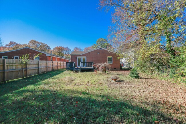 Building Photo - Brick Ranch Available in Hampton!