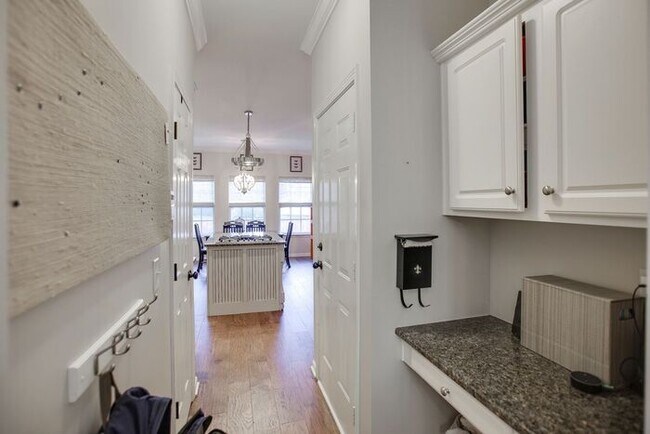 Building Photo - Pristine 5 Bed Fenced Franklin Home!