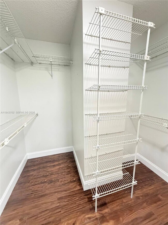 Building Photo - 919 Hillcrest Dr