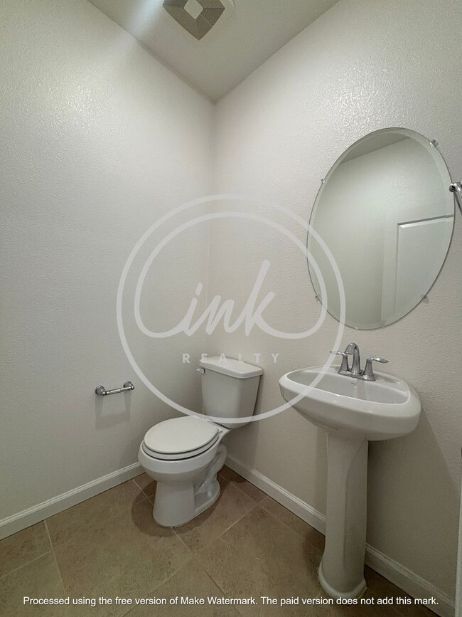 Building Photo - Beatiful Townhome off of Truckee River