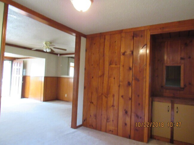 Building Photo - GREAT STARTER HOME!! PETS NEGOTIABLE WITH ...