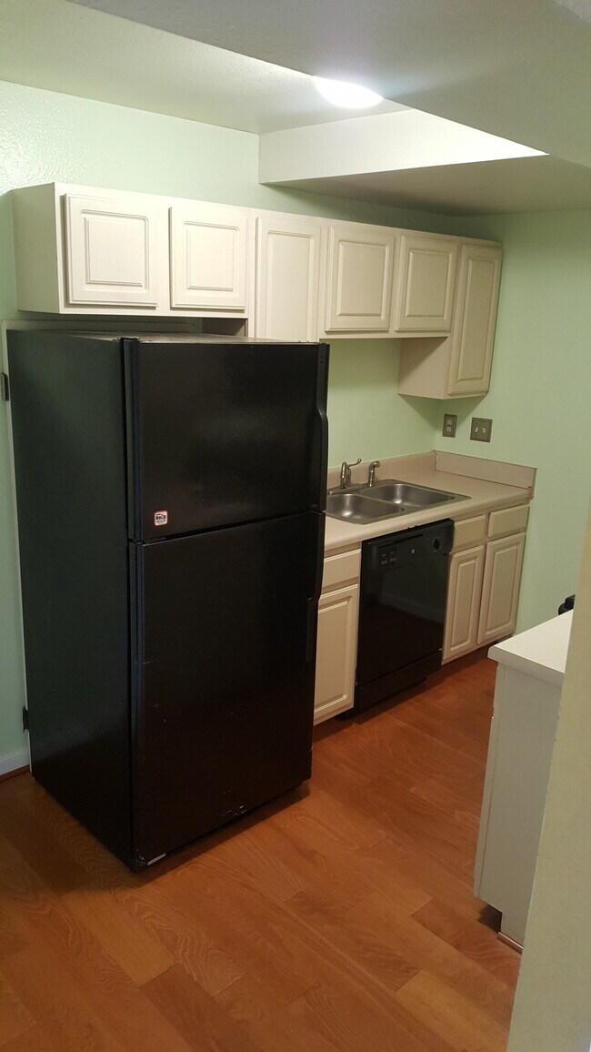 KITCHEN - 3520 E Richmond Rd