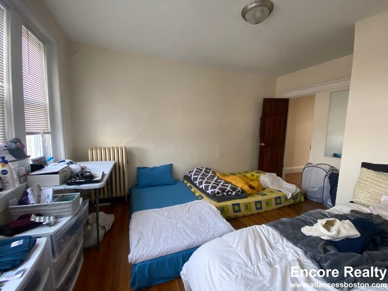 Building Photo - 213 Kelton St