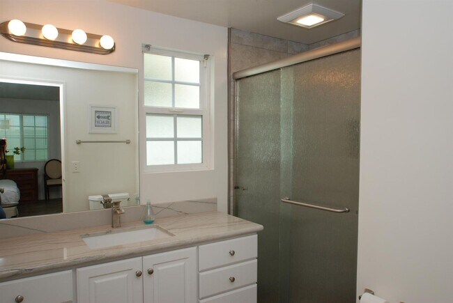 Building Photo - 9 month winter lease on Balboa Peninsula! No yearly leases