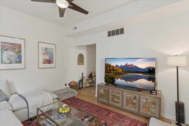 Building Photo - 3144 N Southport Ave