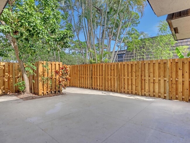 Building Photo - 4095 Palm Bay Cir