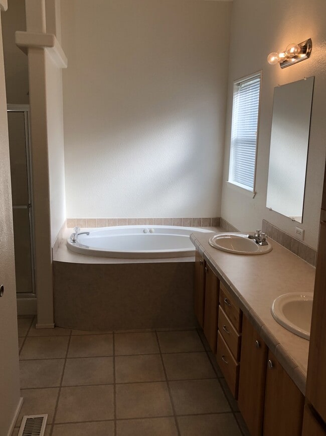 Building Photo - Beautiful and Convenient Turner Location!