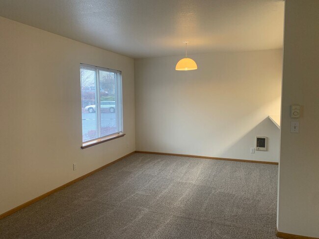 Building Photo - NE Bend Apartment Available 6/15