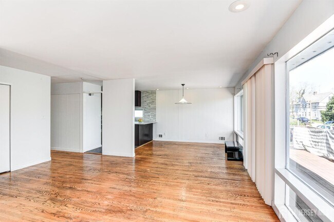 Building Photo - 167 N Main St