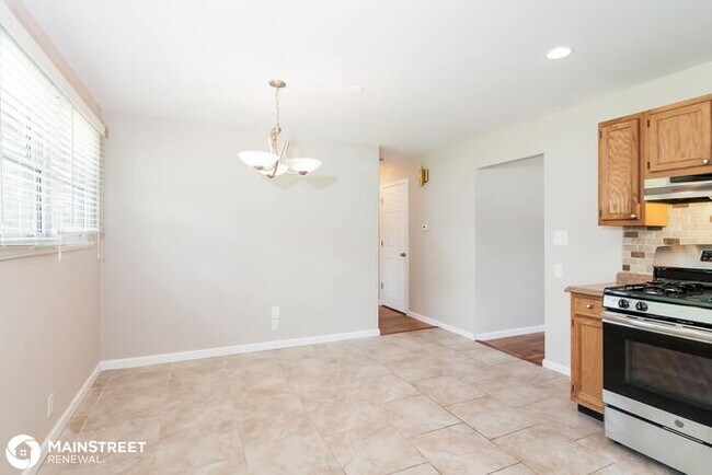 Building Photo - 10401 Trask Dr, Dellwood, MO 63136