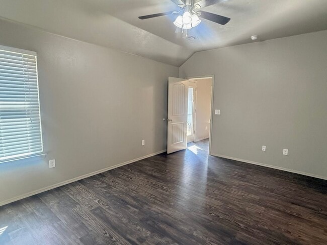 Building Photo - Charming 3 Bedroom Duplex In Surrey Hills