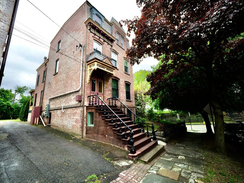 Building Photo - 4 Grand St