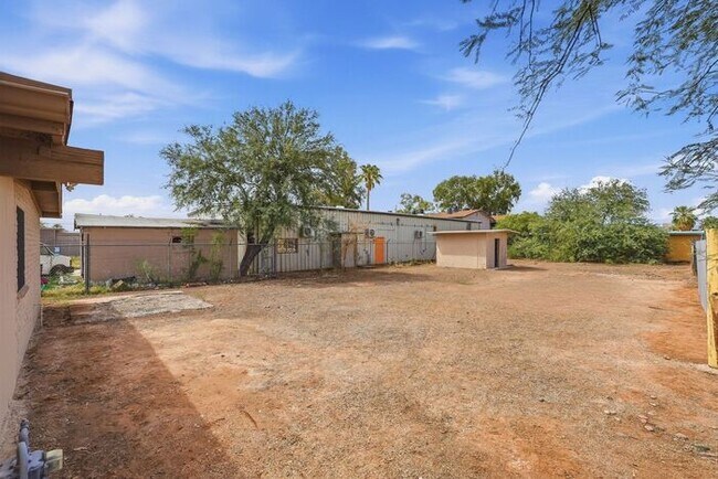 Building Photo - Bright 3-Bed Tucson Rental Home with Expansive Fenced Backyard Near U of A