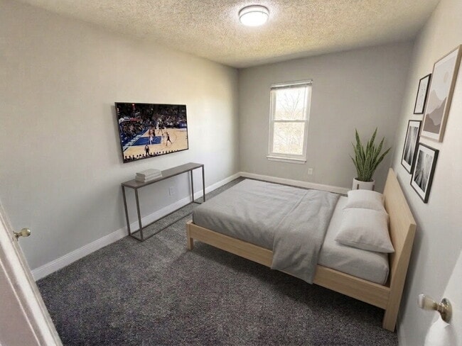 Building Photo - 2 Bedroom/1 Bath Unit w/ An Attached Garage *READY NOW*