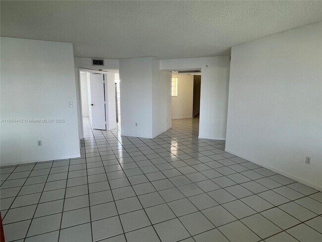 Building Photo - 2520 SE 19th Pl
