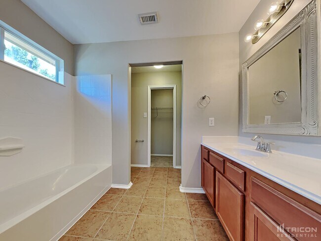 Building Photo - 33111 Cottonwood Bend