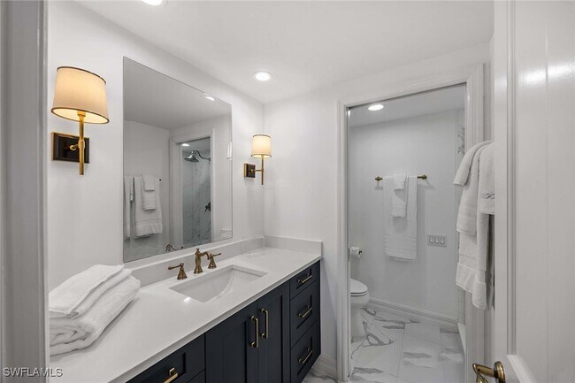 Building Photo - 8171 Bay Colony Dr