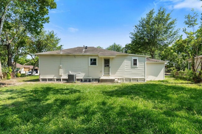 Building Photo - 1217 Parkway Dr