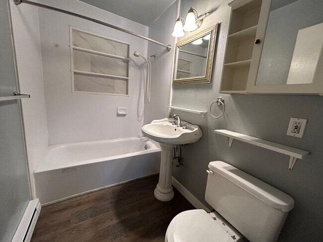 Building Photo - Spacious Townhouse-Style Condo with Patio! W/S/G included