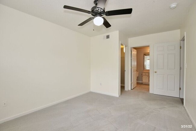 Building Photo - Beautiful 2/2 Condo Located in Crest at Wa...