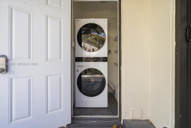 Building Photo - 3522 SW 25th St