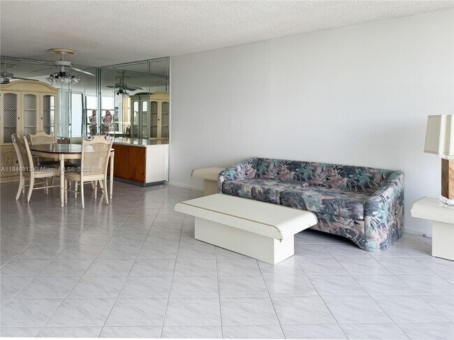 Building Photo - 1000 Parkview Dr