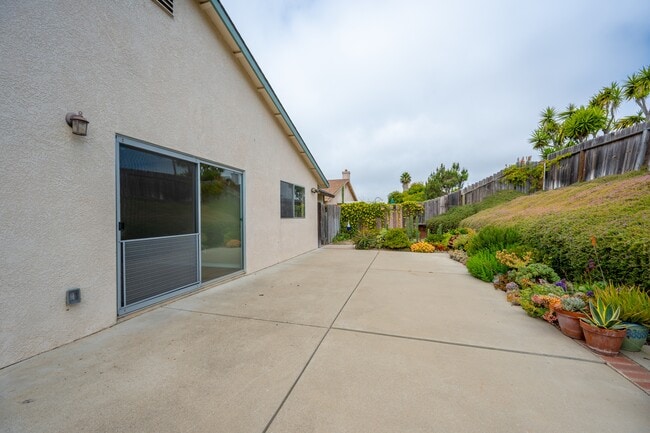 Building Photo - 885 Peregrine Ln