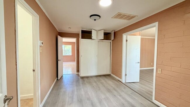 Building Photo - 370 Las Flores Dr