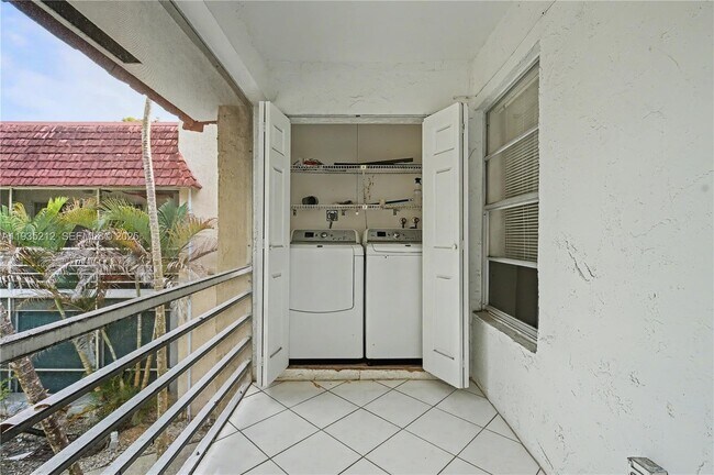 Building Photo - 3501 Inverrary Dr