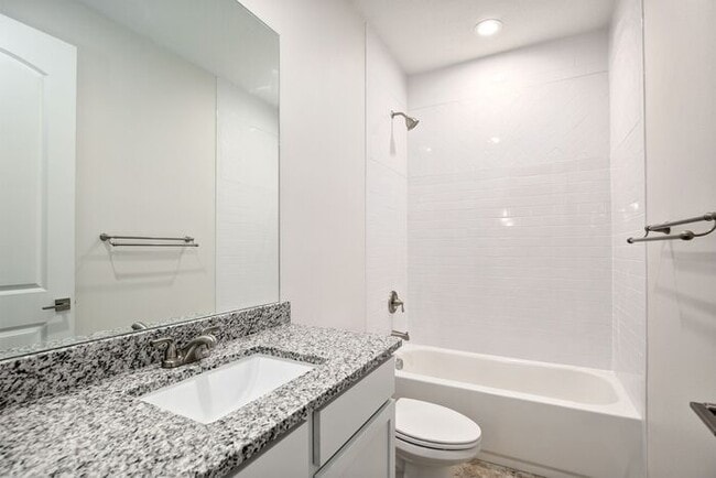 Building Photo - Gorgeous, Modern 2/2 Duplex in Orange City!