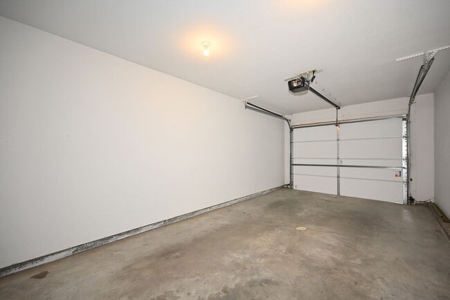 Building Photo - 2 bedroom, 2.5 baths townhouse with 1 car garage in Oak Valley Estates!