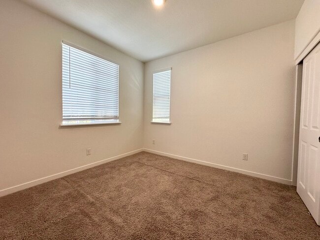 Building Photo - 1008 Oakbriar Cir