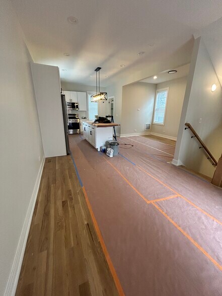 Building Photo - 858 N Paulina St