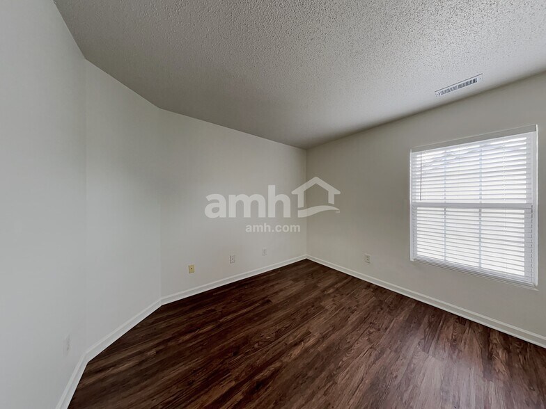 Building Photo - 417 Magna Dr