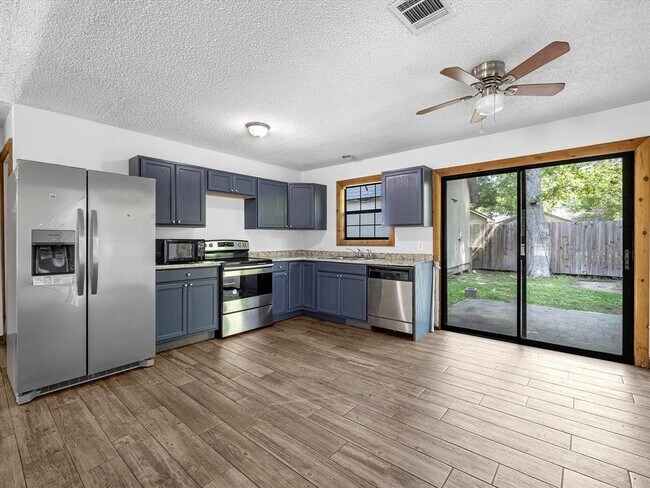 Building Photo - 12114 Creekside Dr