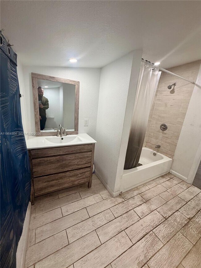 Building Photo - 236 SW 10th Ave