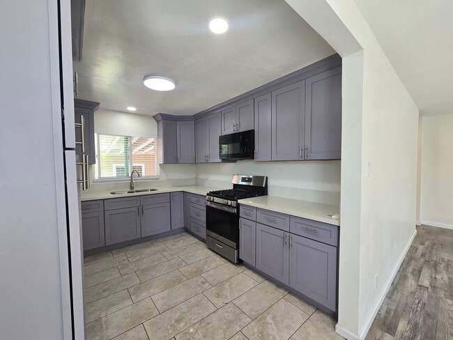 Building Photo - 3 Bed Home + Studio with Large Yard & Ample Parking Near Downtown Vista