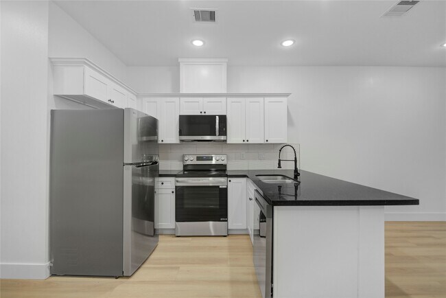 Building Photo - 8412 Sunnyhill St