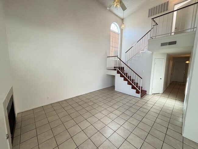 Building Photo - Cute 3Bed/2Bath, 2-Story Home located in t...