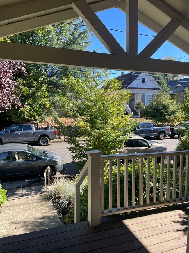 Building Photo - Single family, 3 bedroom, 1.5 bath home ju...