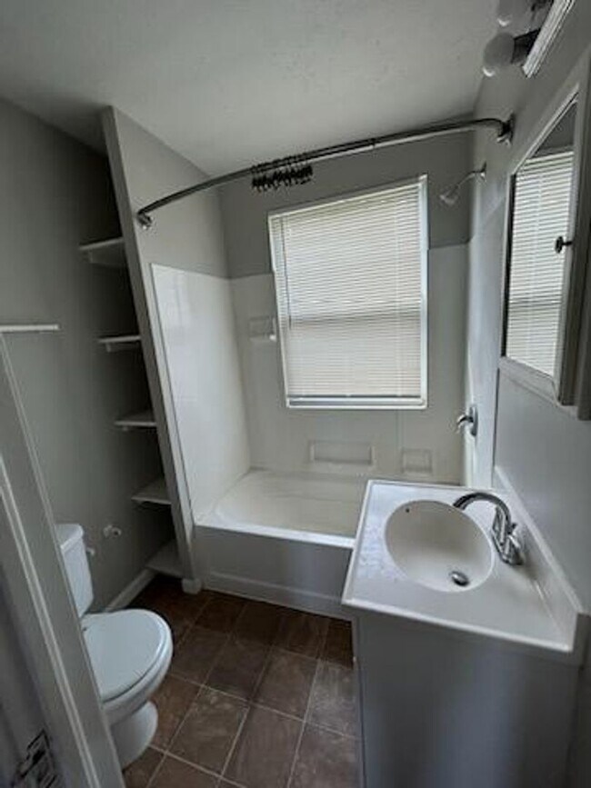 Building Photo - Joughin600