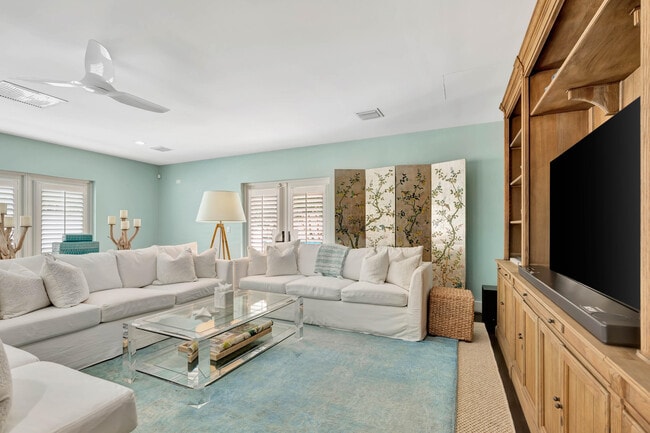 Building Photo - 136 Worth Ct S