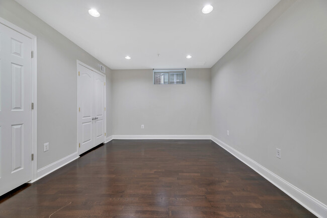 Building Photo - Limited-Time Offer: 1 Month FREE Rent!