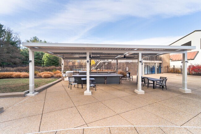 Building Photo - Contemporary 2BR/2BA Corner Condo at The Encore of McLean