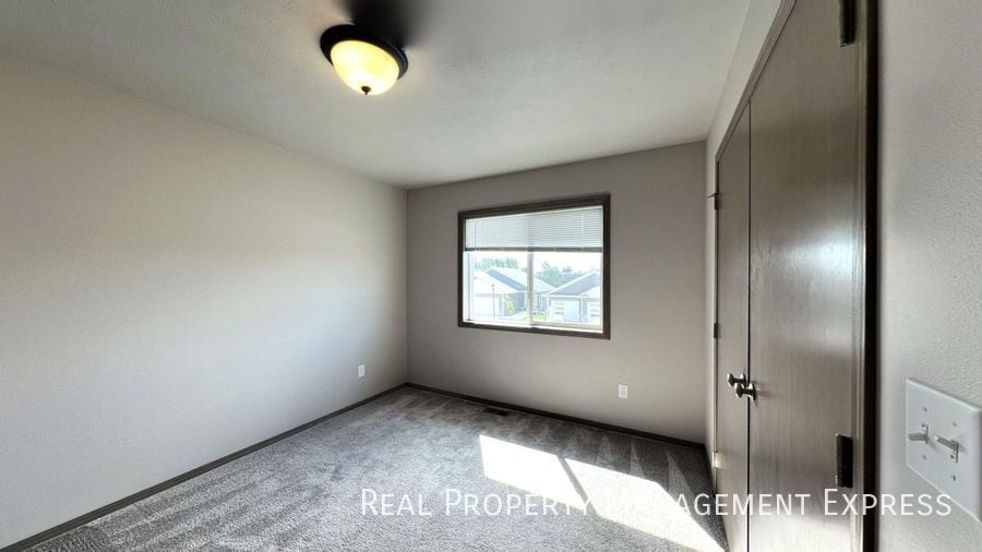 Building Photo - 3 Bed 2.5 Bath Townhome