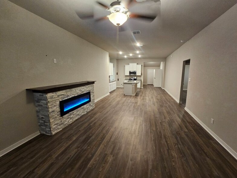 Building Photo - 6906 Emerald Valley