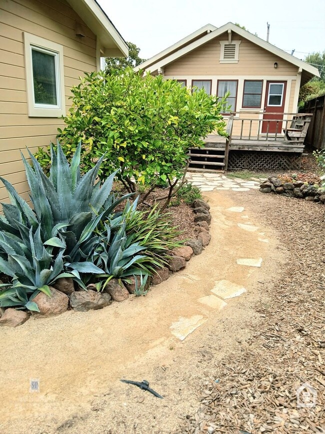 Building Photo - 1 Bedroom, 1 Bathroom Charming Craftsman i...