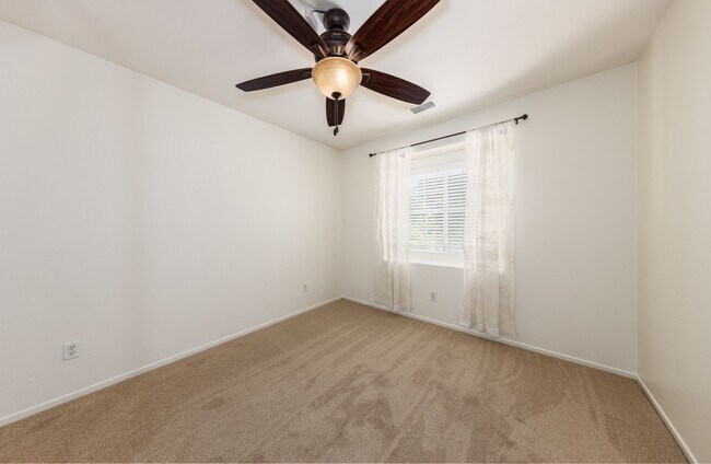 Building Photo - Spacious 3-bedroom with a Loft in Mission ...