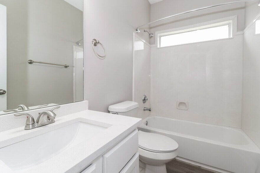 Building Photo - 8645 Valmont Cir
