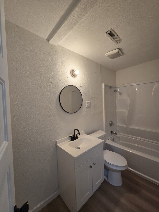 Building Photo - 1018 N Volutsia